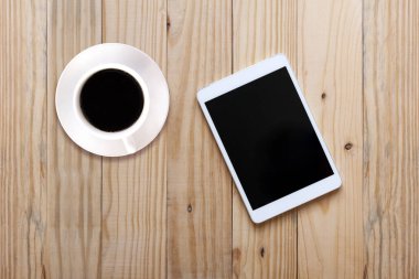 Dijital tablet ve kahve fincanı