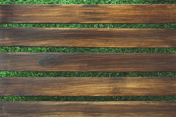 Дерев'яний фон із зеленою травою — стокове фото