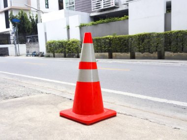 Patika üzerinde trafik koni