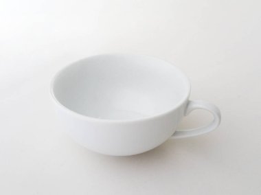 Beyaz arka planda izole edilmiş beyaz kahve fincanı