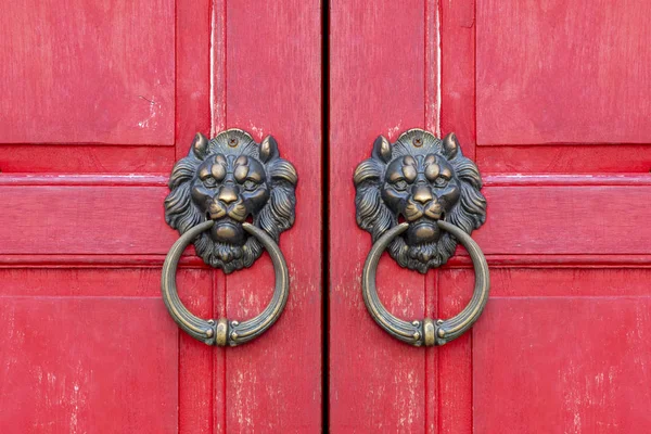 Lion Head Door Knob Closeup With Red Chinese Style Wooden Door — Stock Photo, Image