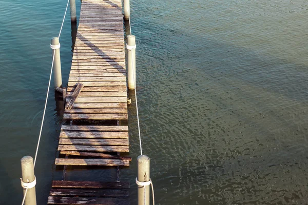 Деревянные платформы, доки или доки вдоль реки висят на веревке — стоковое фото