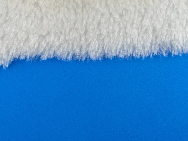 Kunstmatige Witte Vacht Gelegd Een Blauw Sponsoppervlak Voor Achtergrond — Stockfoto