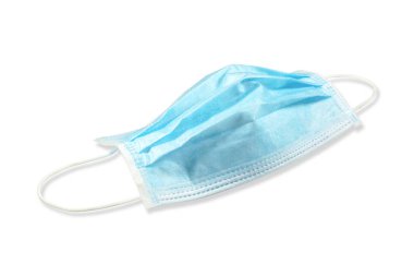 Tıbbi kulak düğümlü mavi maske beyaz arka planda izole edilmiş. Corona virüs koruma konsepti. kırpma yolu ile.