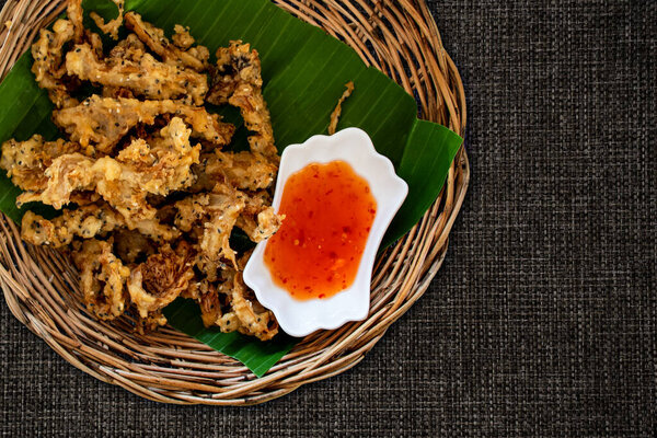 Грибные оладьи с чашкой соуса. Шикарные закуски. Вид сверху
