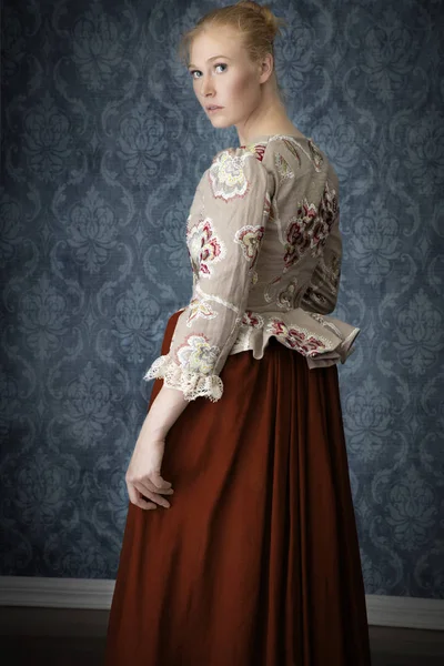 Red Haired 18Th Century Woman Wearing Embroidered Bodice — Stock Photo, Image