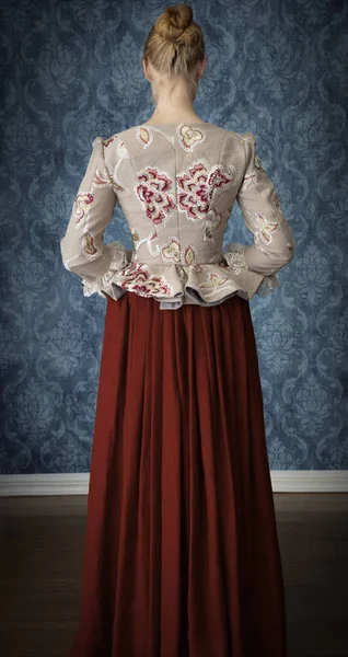 赤い髪の18世紀の女性が刺繍のボディを身に着けています — ストック写真
