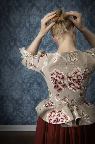 18世纪红头发女人 身穿绣花紧身衣 — 图库照片