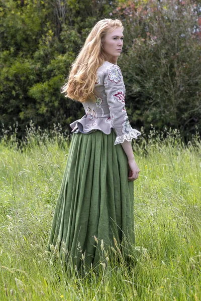 18Th Century Woman Embroidered Bodice Standing Wilderness Setting — Stock Photo, Image