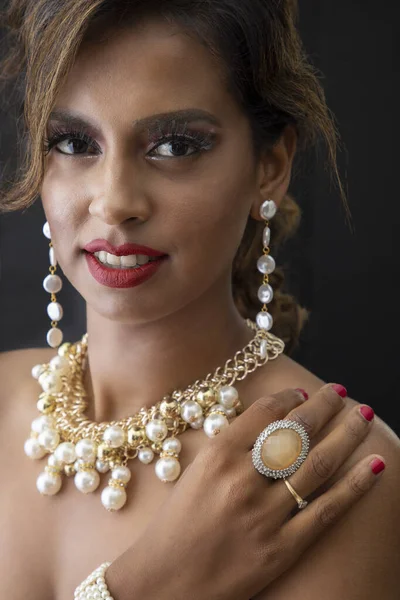 Indiase Vrouw Met Blote Schouders Grote Sieraden Tegen Een Zwarte — Stockfoto