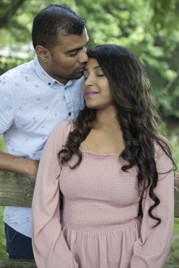 Romantik, evli Hintli çift açık havada