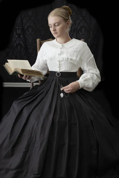 维多利亚时代的女人在看书 — 图库照片