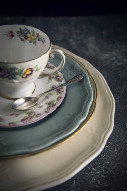 Çin çay fincanı ve gümüş çay kaşığı antika tabaklar.