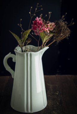 Eski bir sürahide solmuş ortanca çiçeği