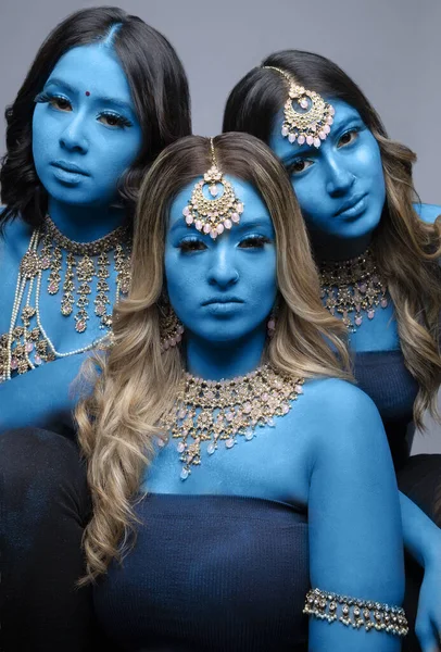 Drie Zuid Aziatische Vrouwen Blauw Geschilderd Met Gouden Sieraden — Stockfoto