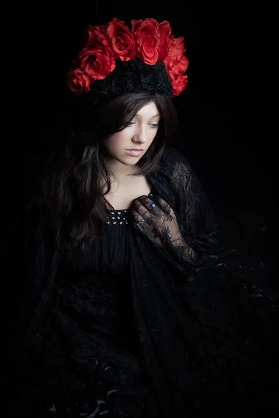 Atraktivní Brunetka Žena Černých Krajkových Šatech Červené Růžové Čelence — Stock fotografie