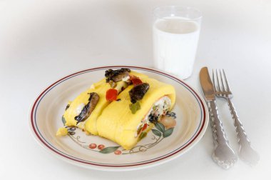 Yumurtalı omlet plaka üzerinde