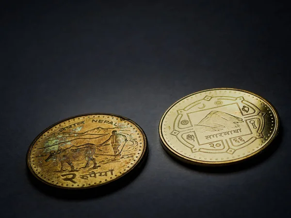 Nepalí Dos monedas de rupia —  Fotos de Stock