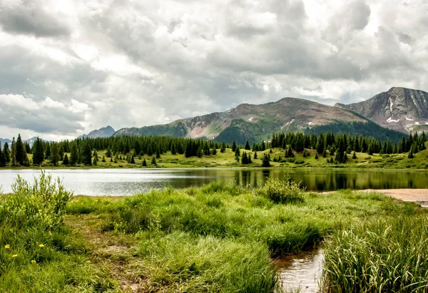 Wilderness Lake Under Stormy Skies — Fotografia de Stock