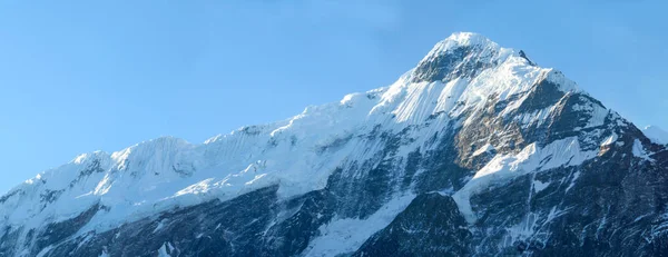 Pente de montagne enneigée — Photo