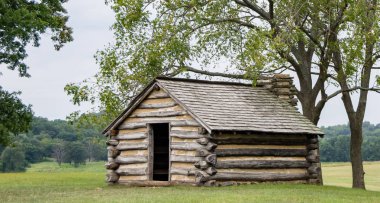 Log Cabin bir tepe üzerinde