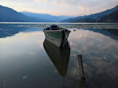 Gün batımında gölde tekne