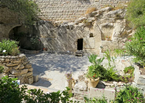 Bahçe mezar
