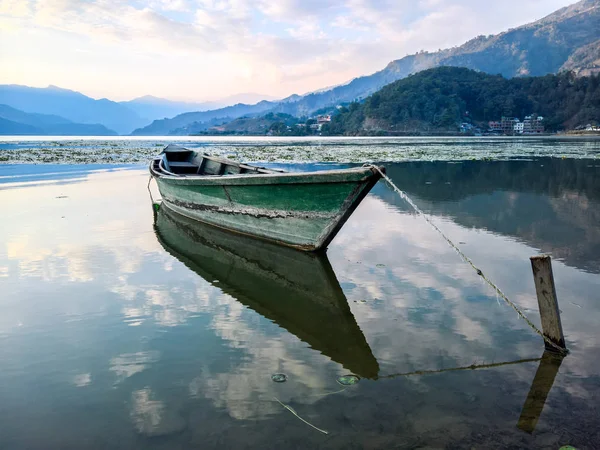 Barco en el lago al atardecer —  Fotos de Stock