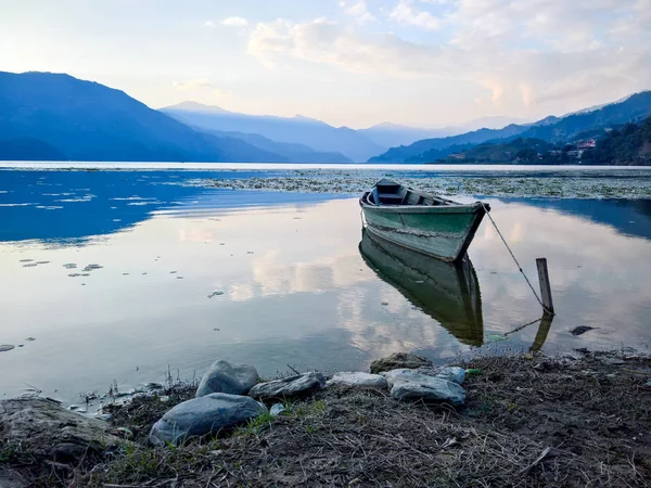 Barco en el lago al atardecer —  Fotos de Stock