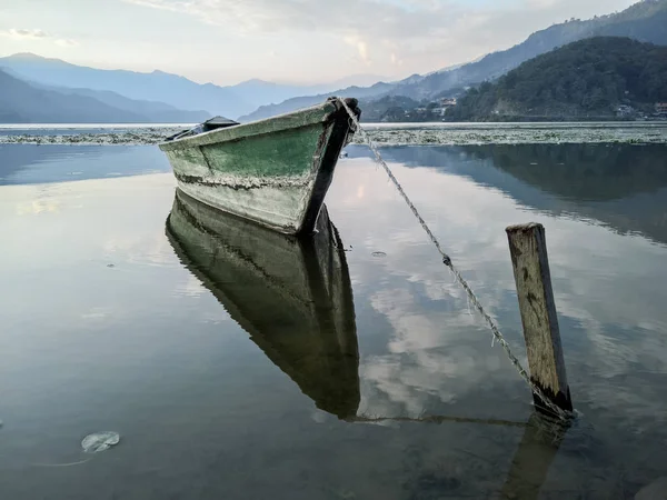 日落时船在湖上 — 图库照片