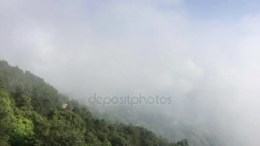 Bulutlar dağ üzerinde hızlandırılmış