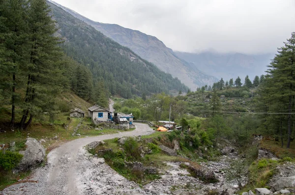 Casa sotto l'ombra delle montagne — Foto Stock