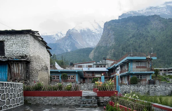 House under the Shadow of the Mountains — Stock Photo, Image