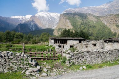 Evin dağlar gölgesi altında