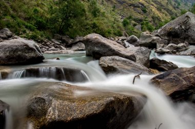 Su kayalar üzerinde bulanık hareket
