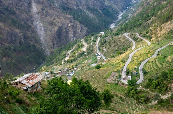 曲折的道路，在山坡上 — 图库照片