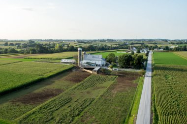 Çiftlik ve yol havadan görünümü