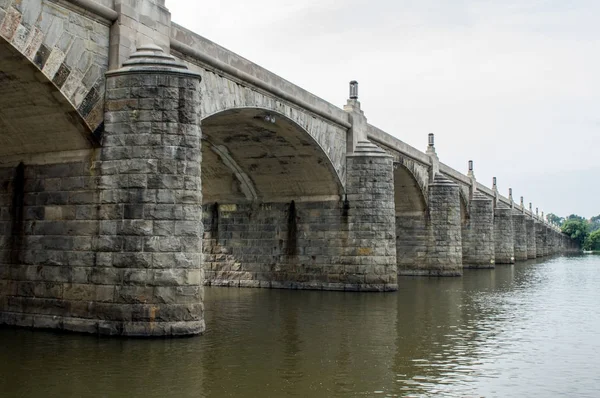 Ponte di pietra sul fiume — Foto Stock