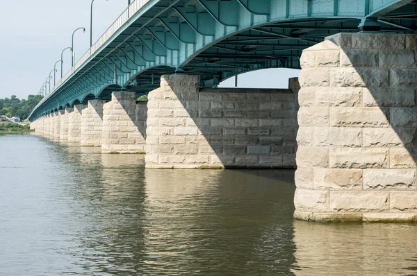 Pilastri di pietra di un ponte — Foto Stock