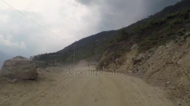 Tozlu toprak yolda sürüş