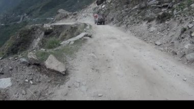 Tehlikeli yolda kamyon