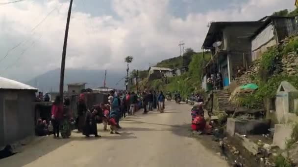 开车穿过拥挤的喜马拉雅山小镇 — 图库视频影像