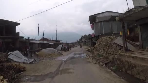 Conduciendo por la ciudad del Himalaya — Vídeo de stock