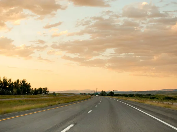 Autobahn im Abendsonnenuntergang — Stockfoto