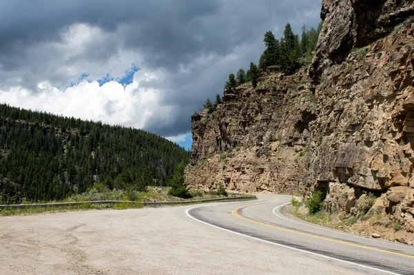 Dolambaçlı bir dağ yolu — Stok fotoğraf