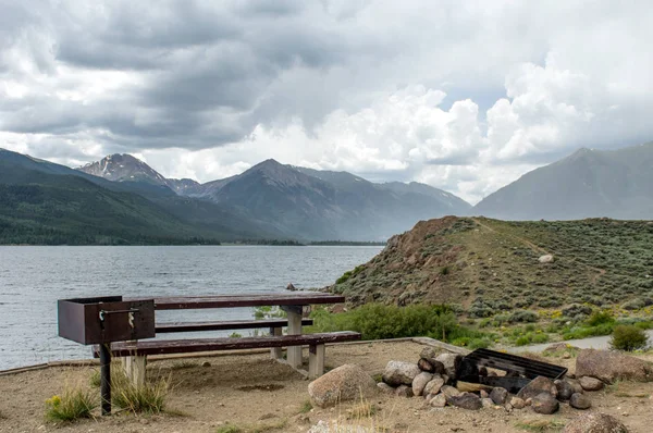 Mesa de picnic junto al lago — Foto de Stock