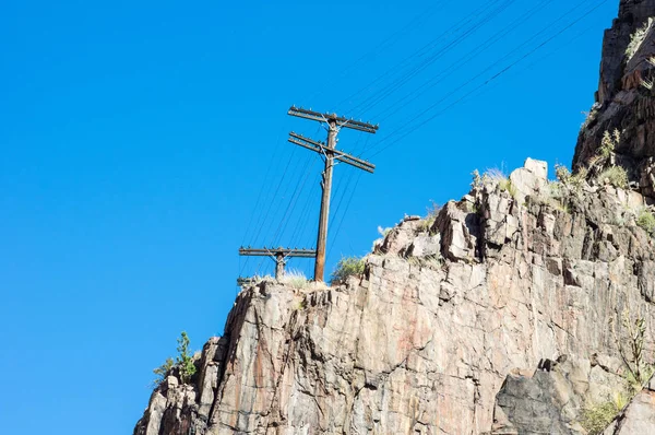 Stromleitungen auf Felswand — Stockfoto