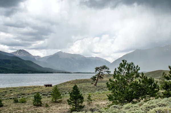 Lluvia a través del lago — Foto de Stock