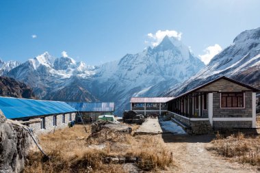 Taş ev ve Himalaya Dağları
