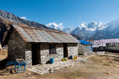 Taş ev ve Himalaya Dağları